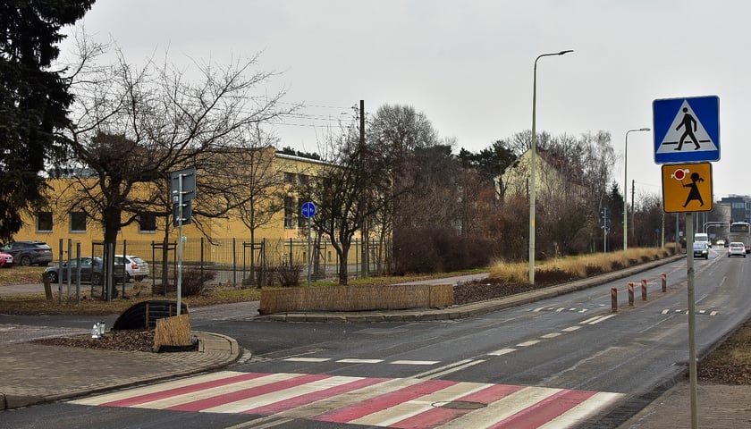 Powiększ obraz: Sygnalizacja świetlna przy LO XIV