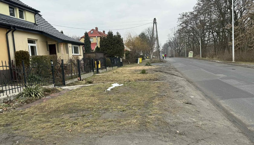 Powiększ obraz: Chodnik wzdłuż Odolanowskiej