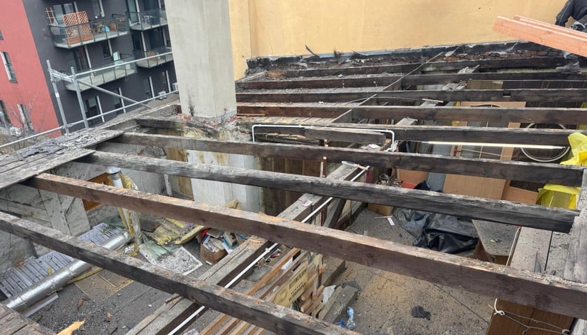 Powiększ obraz: Remont dachu na Tęczowej 33 we Wrocławiu