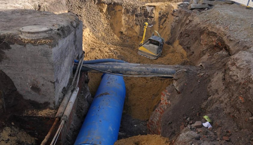 Zasypywanie rury na Traugutta - 23 lutego