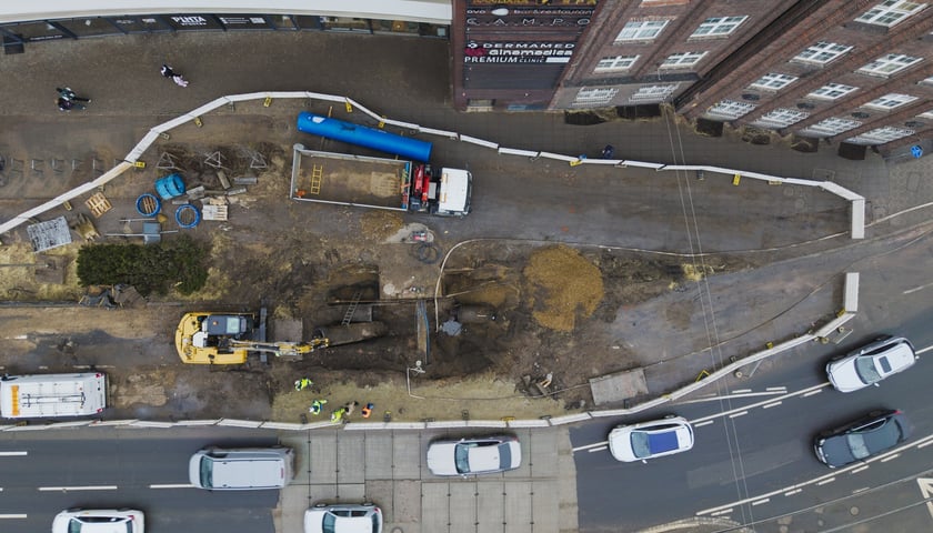 Powiększ obraz: Trwają prace po awarii magistrali na ul. Traugutta - sobota 21 lutego 2026 r.