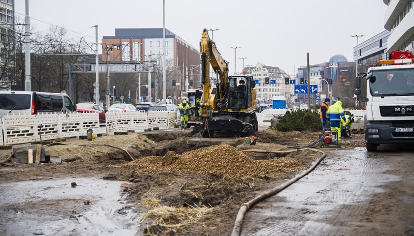 Powiększ obraz: Trwają prace po awarii magistrali na ul. Traugutta - sobota 21 lutego 2026 r.