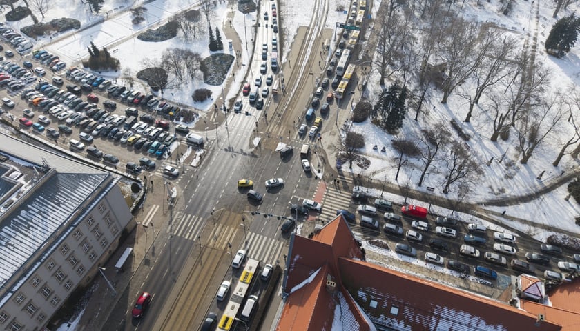 Powiększ obraz: Korki na Moście Pokoju po awarii magistrali w ul. Oławskiej - 19 lutego