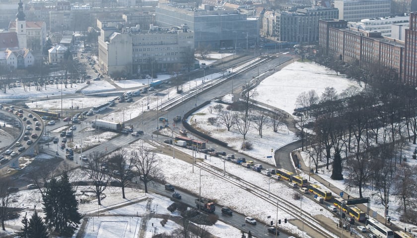 Powiększ obraz: Korki na Moście Pokoju po awarii magistrali w ul. Oławskiej - 19 lutego