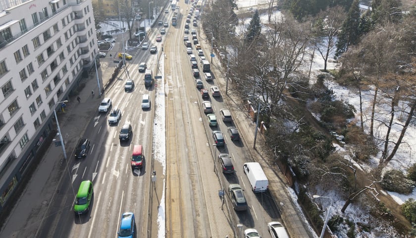 Powiększ obraz: Korki na Moście Pokoju po awarii magistrali w ul. Oławskiej - 19 lutego