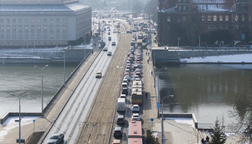 Powiększ obraz: Korki na Moście Pokoju po awarii magistrali w ul. Oławskiej - 19 lutego