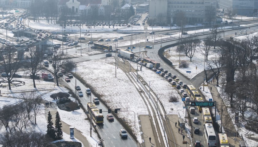 Powiększ obraz: Korki na Moście Pokoju po awarii magistrali w ul. Oławskiej - 19 lutego