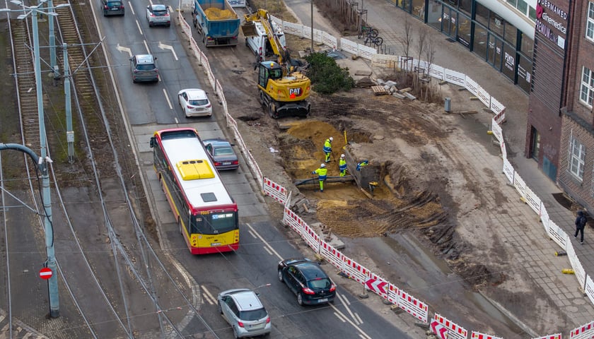 Powiększ obraz: Zasypywanie rury na Traugutta - 23.02.2026. Widok z drona