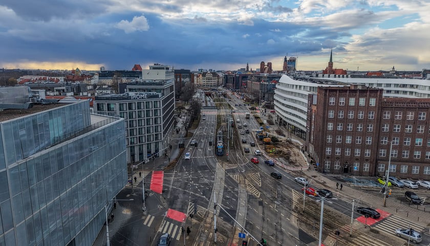 Powiększ obraz: Zasypywanie rury na Traugutta - 23.02.2026. Widok z drona