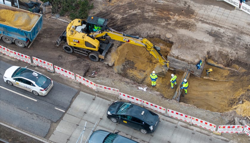 Powiększ obraz: Zasypywanie rury na Traugutta - 23.02.2026. Widok z drona
