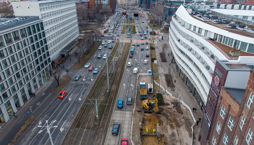 Powiększ obraz: Zasypywanie rury na Traugutta - 23.02.2026. Widok z drona