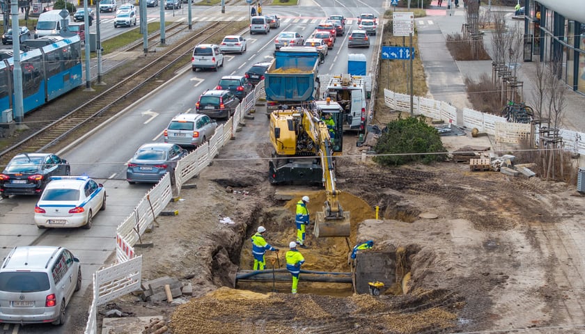 Powiększ obraz: Zasypywanie rury na Traugutta - 23.02.2026. Widok z drona