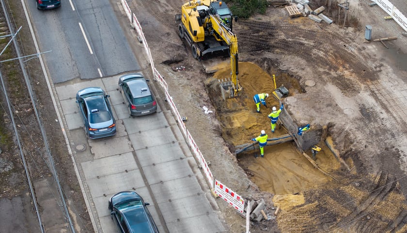 Powiększ obraz: Zasypywanie rury na Traugutta - 23.02.2026. Widok z drona