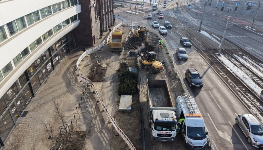 Powiększ obraz: Usuwanie awarii wodociągowej przy ul. Traugutta. Wrocław, 20.02.2026