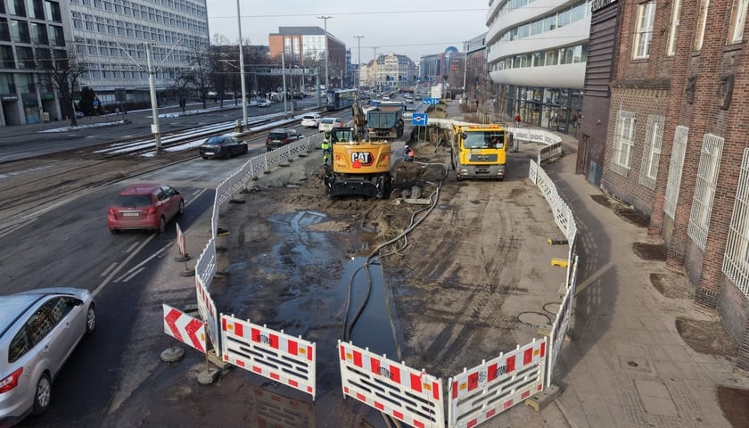 Powiększ obraz: Usuwanie awarii wodociągowej przy ul. Traugutta. Wrocław, 20.02.2026