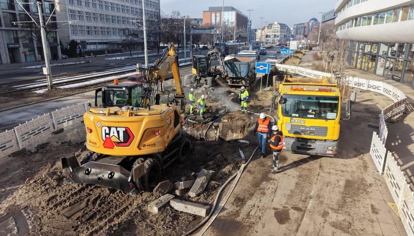 Powiększ obraz: Usuwanie awarii wodociągowej przy ul. Traugutta. Wrocław, 20.02.2026