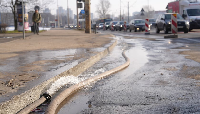 Usuwanie awarii wodociągowej przy ul. Traugutta. Wrocław, 20.02.2026