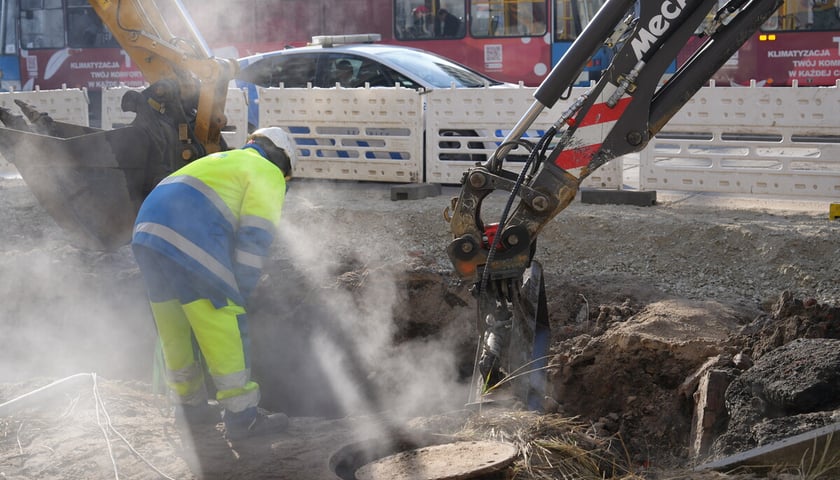 Powiększ obraz: Usuwanie awarii wodociągowej przy ul. Traugutta. Wrocław, 20.02.2026