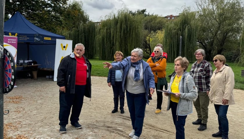 Powiększ obraz: Grupa seniorów grająca w rzutki