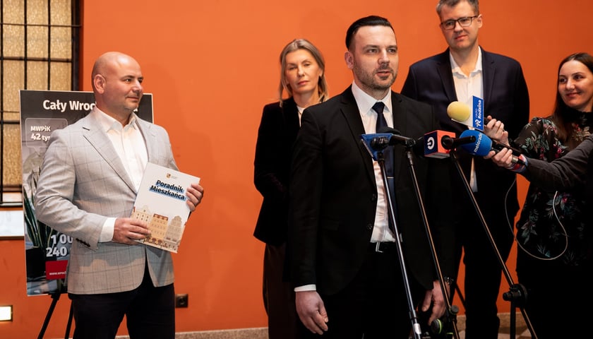 Powiększ obraz: Konferencja prasowa, podczas której przedstawiono Poradnik Mieszkańca. Na pierwszym planie  Tomasz Staruchowicz, Dyrektor Zarządu Dróg i Utrzymania Miasta