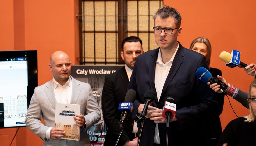 Powiększ obraz: <p>Konferencja prasowa, podczas kt&oacute;rej przedstawiono Poradnik Mieszkańca. Przy mikrofonie wiceprezes ARAW, Adrian Staniszewski.</p>