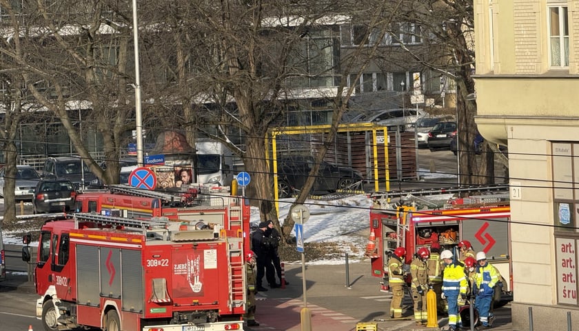 Powiększ obraz: Akcja straży pożarnej przy ul. Legnickiej 17 we Wrocławiu, 20 lutego 2026