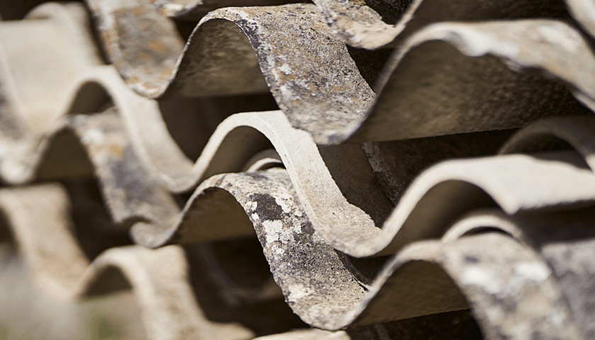 Powiększ obraz: <p>Azbestowa dach&oacute;wka - taki widok wciąz nie jest w Polsce szczeg&oacute;lnie rzadki</p>