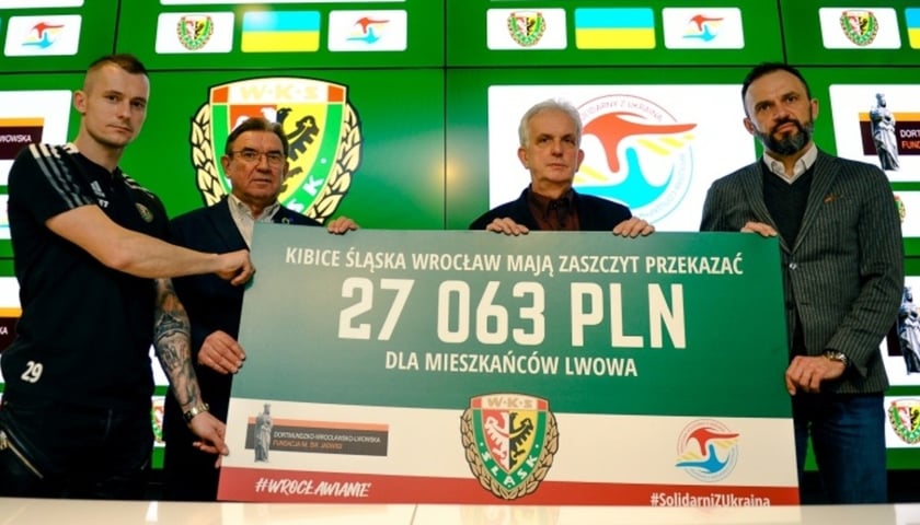 Powiększ obraz: Śląsk Wrocław przekazał na pomoc Ukrainie ponad 27 tys. zł - zdjęcie z pokazaną kwotą