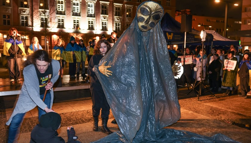 Uroczystości w czwarą rocznicę wybuchu wojny w Ukrainie, na Pl. Nowy Targ we Wrocławiu