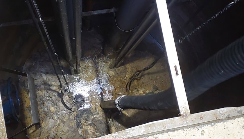 Powiększ obraz: <p>Pieluchy, ubrania, zabawki - oto co pracownicy MPWiK wyławiają w zatkanych przepompowniach</p>