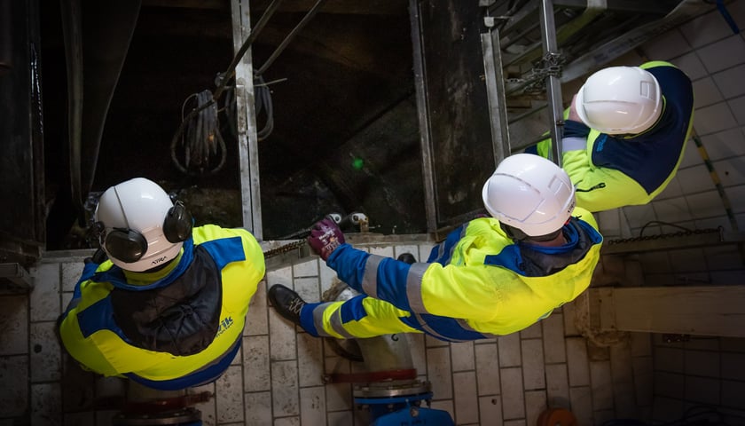 Powiększ obraz: <p>Pieluchy, ubrania, zabawki - oto co pracownicy MPWiK wyławiają w zatkanych przepompowniach</p>