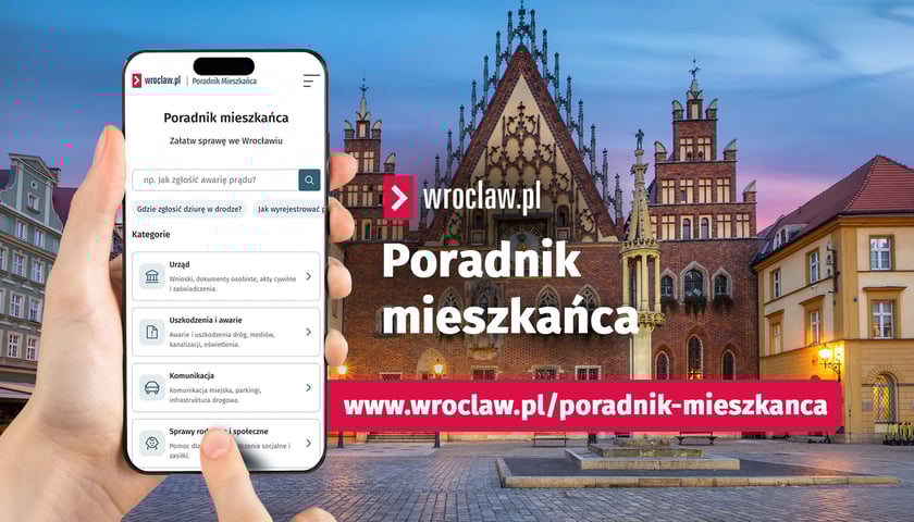 Powiększ obraz: Na pierwszym planie widoczna jest dłoń z telefonem, na którego wyświetlaczu widać poradnik mieszkańca. W tle widoczny jest  wrocławski rynek.