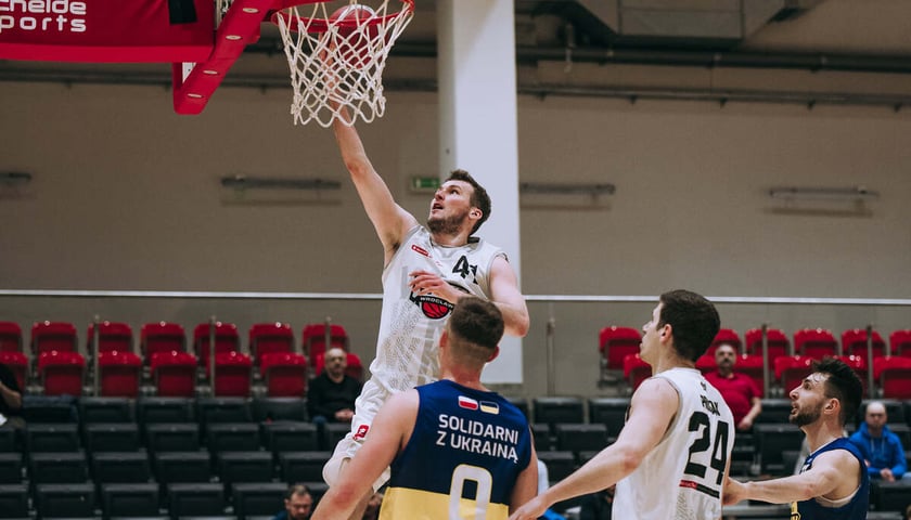 Powiększ obraz: Gracze WKK Wrocław w bardzo dobrym stylu wygrali kolejny ligowy mecz - akcja z meczu