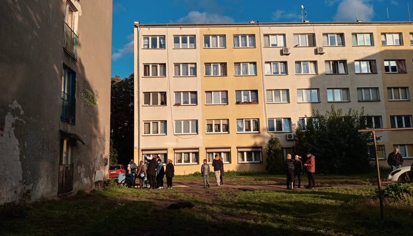 Powiększ obraz: <p>Spotkania z mieszkańcami poprzedziły ostateczną wizję przebudowy podw&oacute;rza</p>