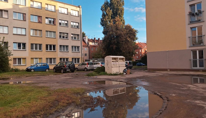 Powiększ obraz: <p>Na podw&oacute;rzu zostanie wykonane nowe odwodnienie terenu</p>