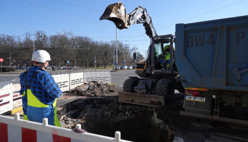 Powiększ obraz: Usuwanie awarii wodociągowej na skrzyżowaniu ulic Ślężnej i Kamiennej. Wrocław, 28.02.2026