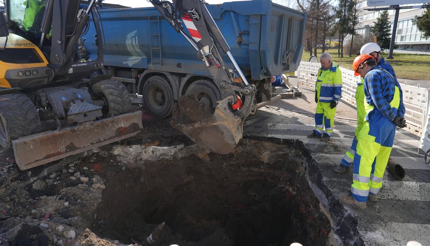 Powiększ obraz: Usuwanie awarii wodociągowej na skrzyżowaniu ulic Ślężnej i Kamiennej. Wrocław, 28.02.2026