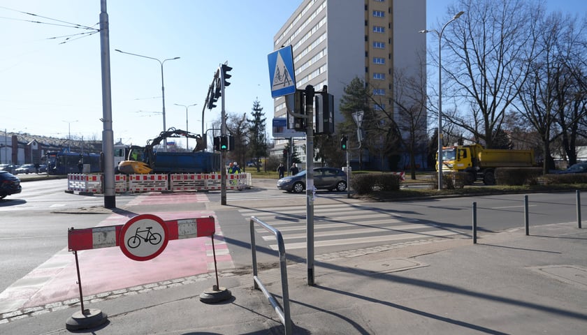 Powiększ obraz: Usuwanie awarii wodociągowej na skrzyżowaniu ulic Ślężnej i Kamiennej. Wrocław, 28.02.2026