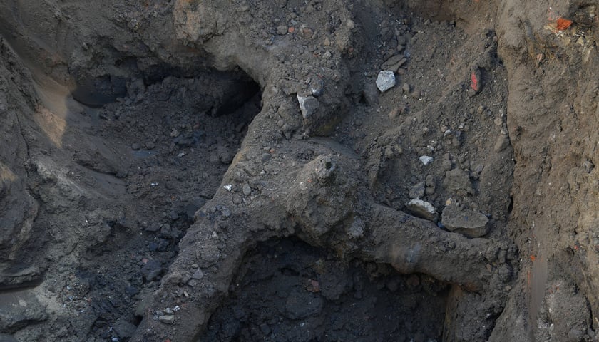 Powiększ obraz: Usuwanie awarii wodociągowej na skrzyżowaniu ulic Ślężnej i Kamiennej. Wrocław, 28.02.2026