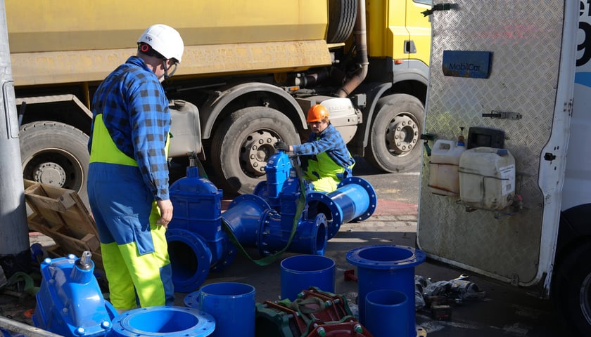 Powiększ obraz: Usuwanie awarii wodociągowej na skrzyżowaniu ulic Ślężnej i Kamiennej. Wrocław, 28.02.2026