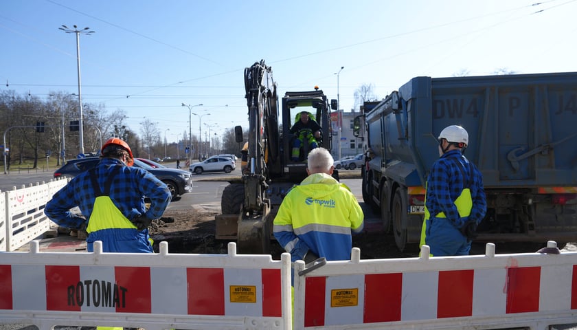 Powiększ obraz: Usuwanie awarii wodociągowej na skrzyżowaniu ulic Ślężnej i Kamiennej. Wrocław, 28.02.2026