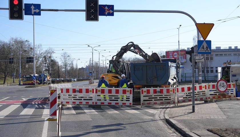 Powiększ obraz: Usuwanie awarii wodociągowej na skrzyżowaniu ulic Ślężnej i Kamiennej. Wrocław, 28.02.2026