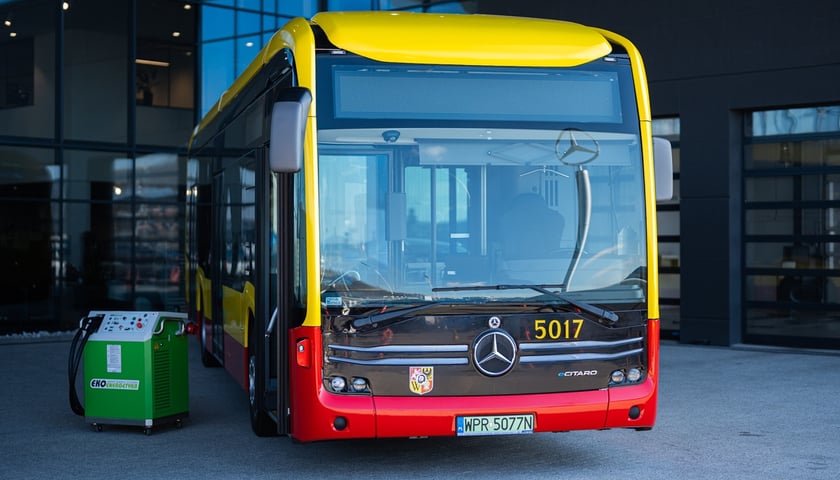 Powiększ obraz: Nowe autobusy będą niskopodłogowe i przystosowane do przewozów osób z ograniczoną mobilnością - zdjęcie autobusu