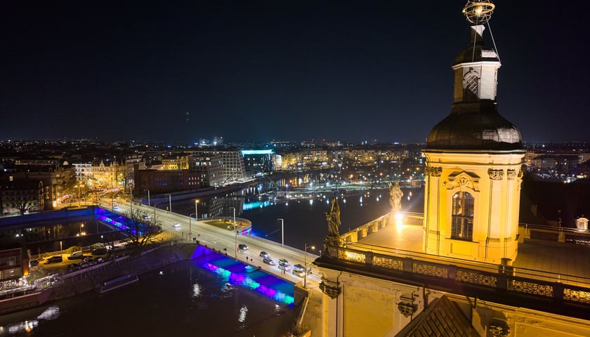 Podświetlone Mosty Uniwersyteckie. Widok po zmroku. Wrocław, 28.02.2026