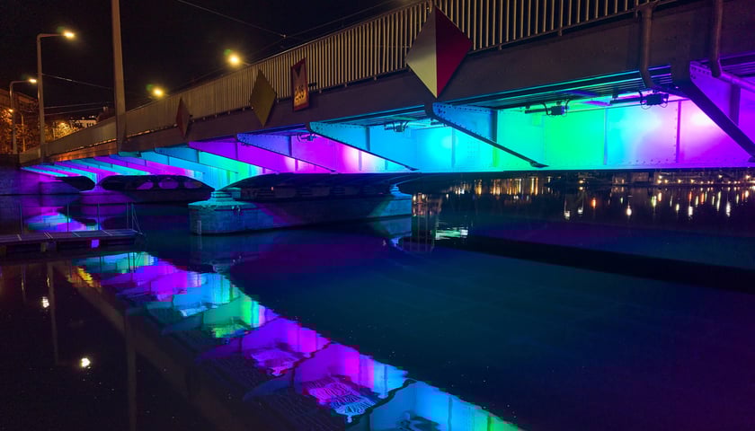 Podświetlone Mosty Uniwersyteckie. Widok po zmroku. Wrocław, 28.02.2026