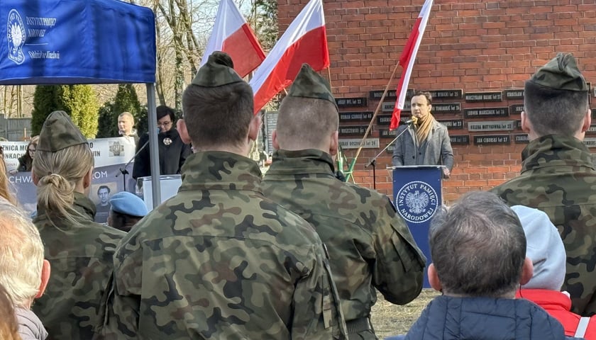 Powiększ obraz: Obchody Narodowego Dnia Pamięci Żołnierzy Wyklętych na Cmentarzu Osobowickim przy Pomniku Ofiar Terroru Komunistycznego 1945–1956