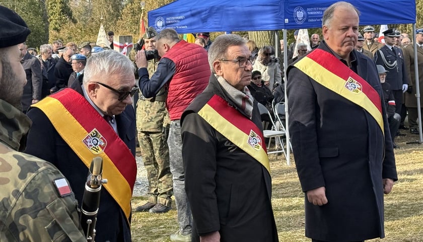 Powiększ obraz: Obchody Narodowego Dnia Pamięci Żołnierzy Wyklętych na Cmentarzu Osobowickim przy Pomniku Ofiar Terroru Komunistycznego 1945–1956