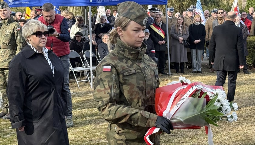 Powiększ obraz: Obchody Narodowego Dnia Pamięci Żołnierzy Wyklętych na Cmentarzu Osobowickim przy Pomniku Ofiar Terroru Komunistycznego 1945–1956