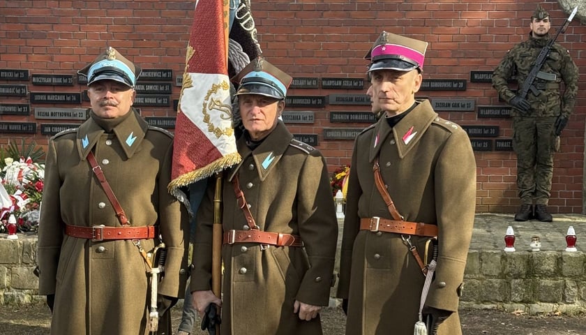 Powiększ obraz: Obchody Narodowego Dnia Pamięci Żołnierzy Wyklętych na Cmentarzu Osobowickim przy Pomniku Ofiar Terroru Komunistycznego 1945–1956