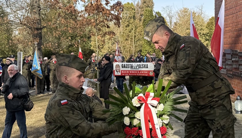 Powiększ obraz: Obchody Narodowego Dnia Pamięci Żołnierzy Wyklętych na Cmentarzu Osobowickim przy Pomniku Ofiar Terroru Komunistycznego 1945–1956